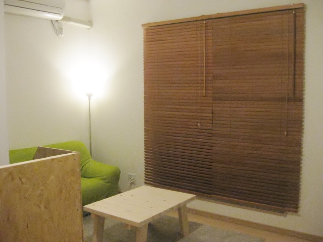 掃き出し窓にニトリの格安木製ブラインドでカフェ風目隠し 実用的なdiy生活