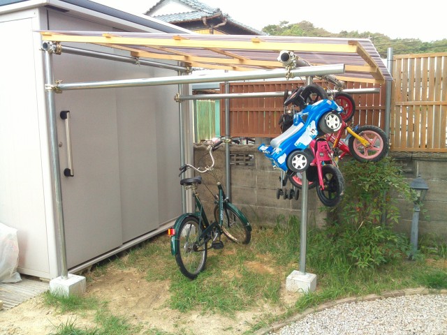 Diy自転車小屋 邪魔な子供のストライダーも吊下式でスッキリ格納 実用的なdiy生活