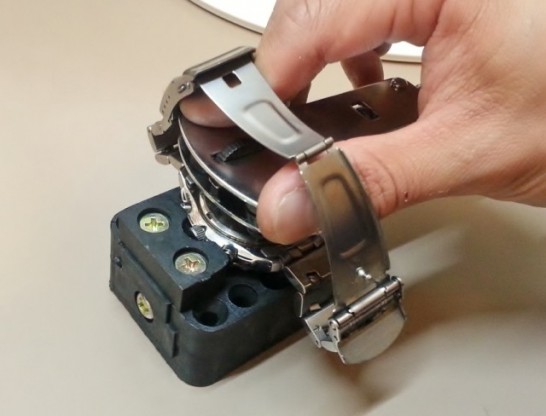 自分でスクリューバック式の腕時計の電池を交換する方法