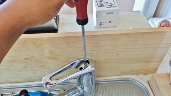 食洗機の分岐水栓を自分で取り付けるためにプラスドライバーを使う